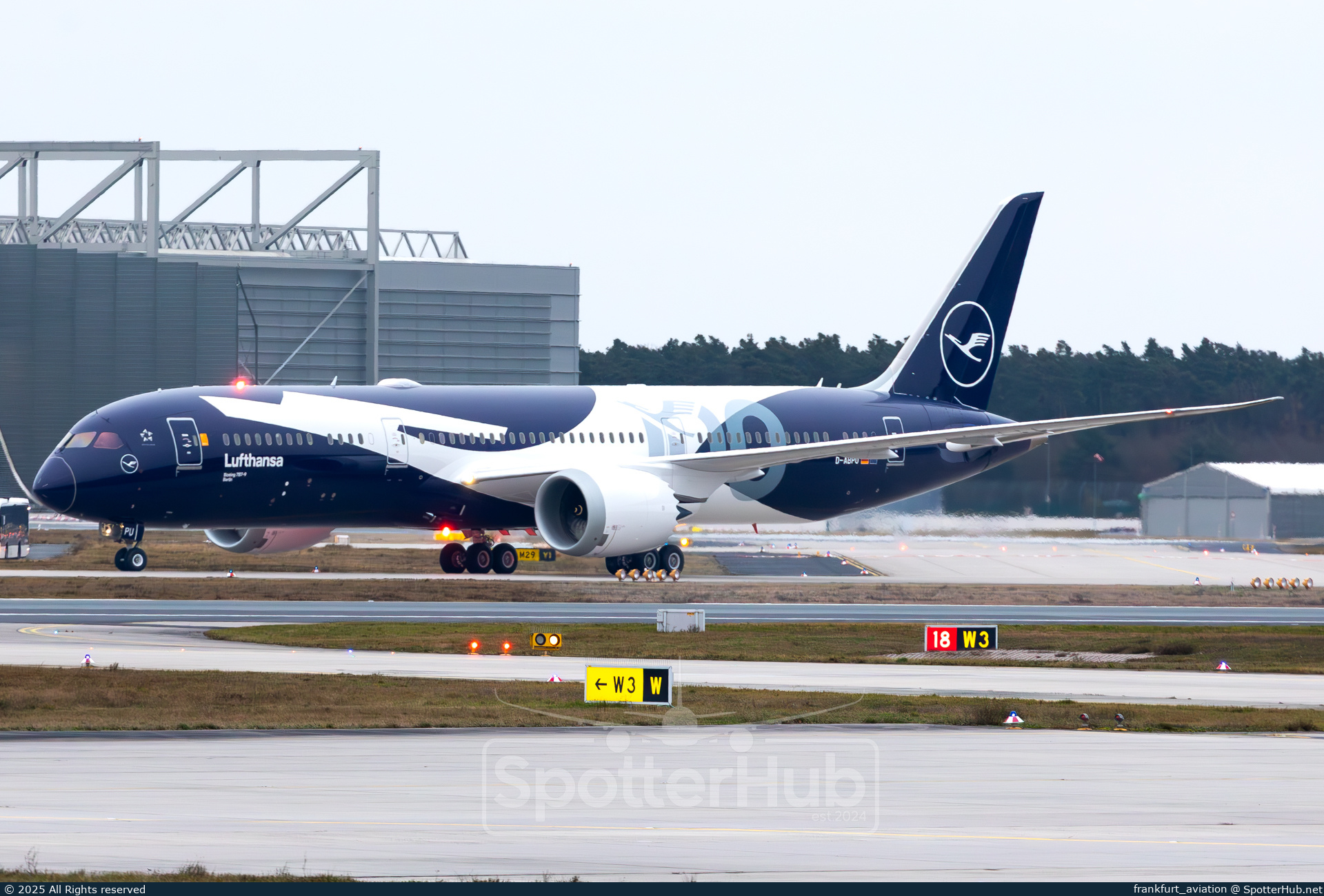 Photo of D-ABPU - Boeing 787-9 Dreamliner operated by Lufthansa