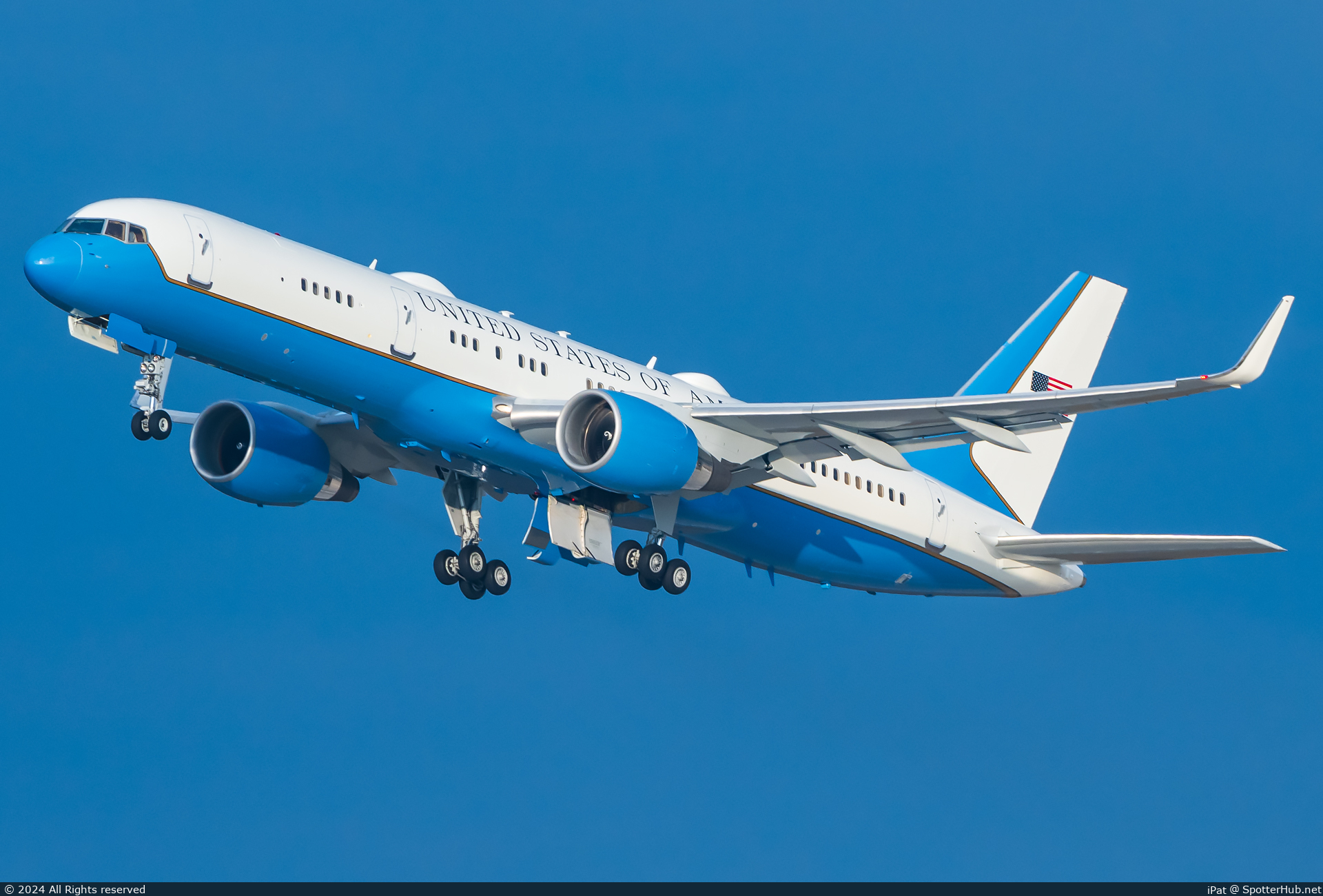 Photo of 98-0002 - Boeing C-32A operated by US Air Force
