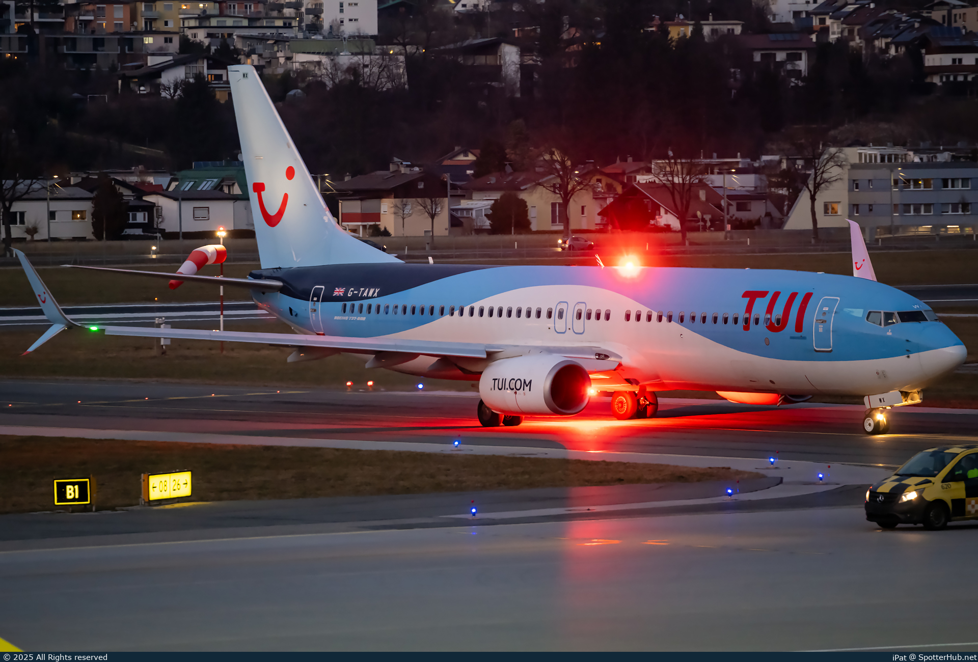 Photo of G-TAWX - Boeing 737-8K5 operated by TUI Airways