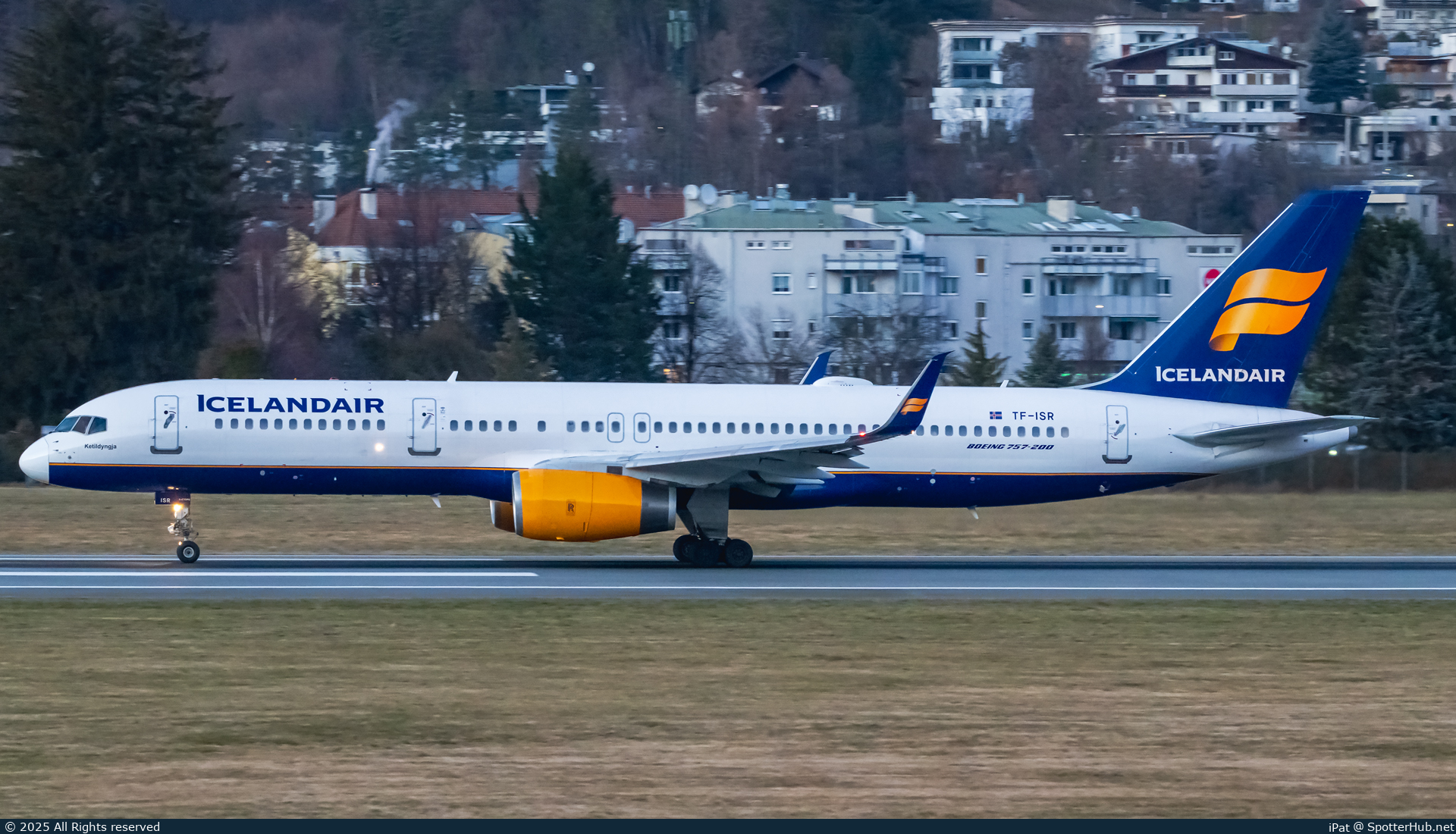 Photo of TF-ISR - Boeing 757-256 operated by Icelandair