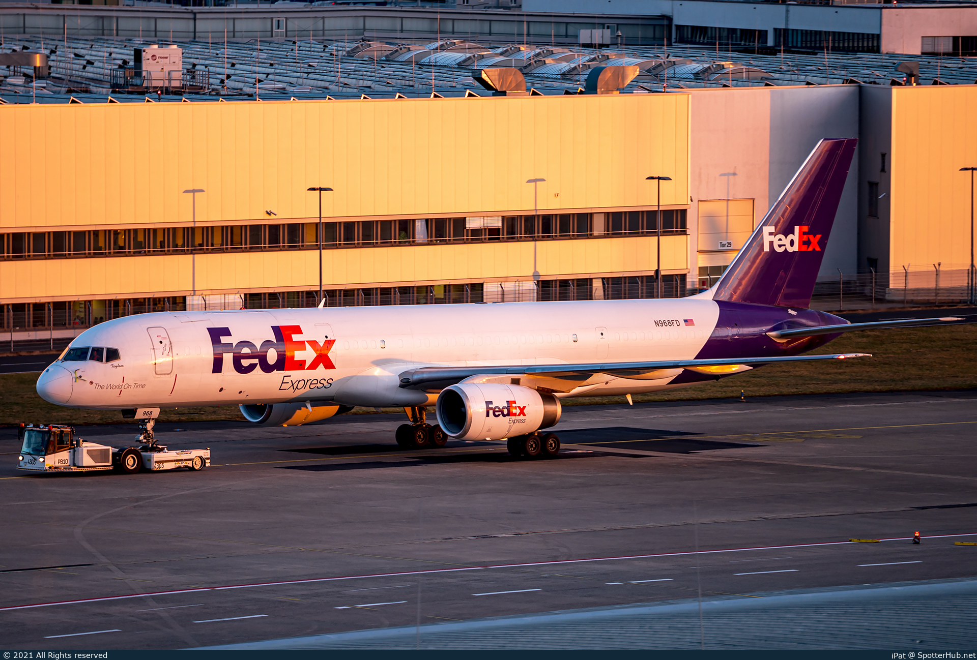 Photo of N968FD - Boeing 757-28A(SF) operated by FedEx