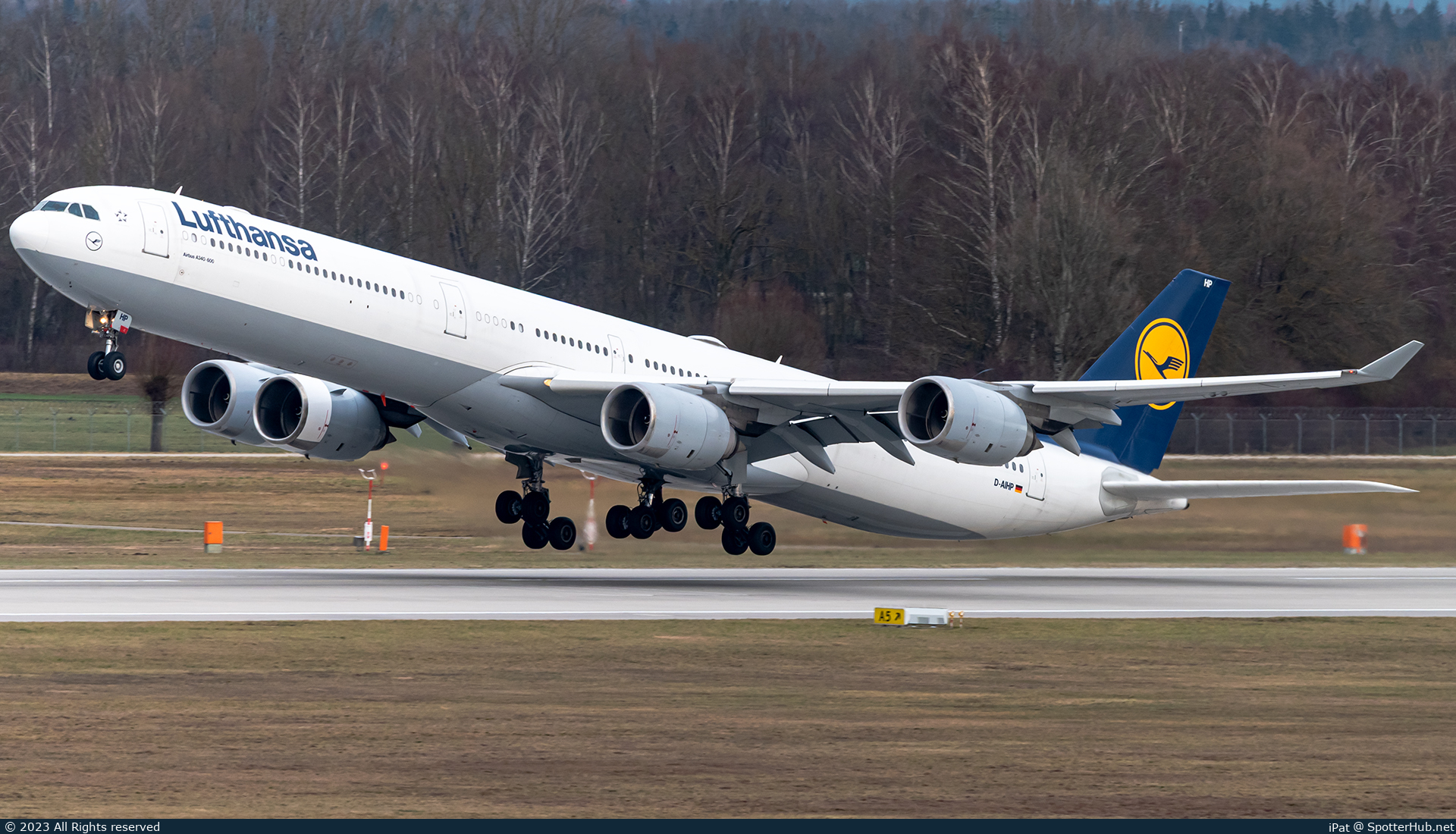 Photo of D-AIHP - Airbus A340-642 operated by Lufthansa