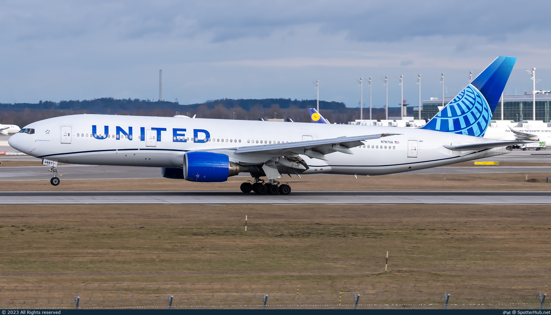 Photo of N787UA - Boeing 777-222(ER) operated by United Airlines