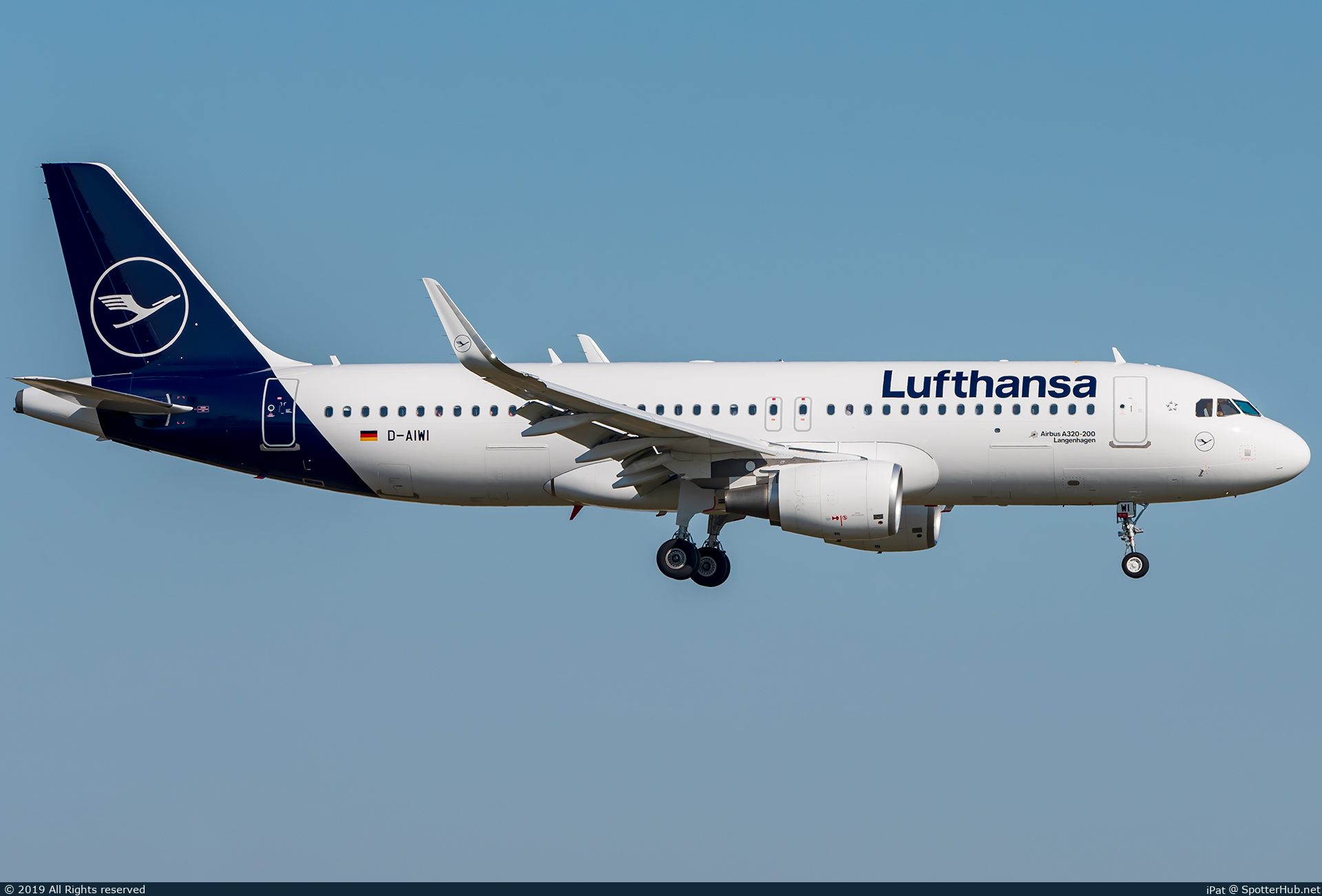 Photo of D-AIWI - Airbus A320-214 operated by Lufthansa