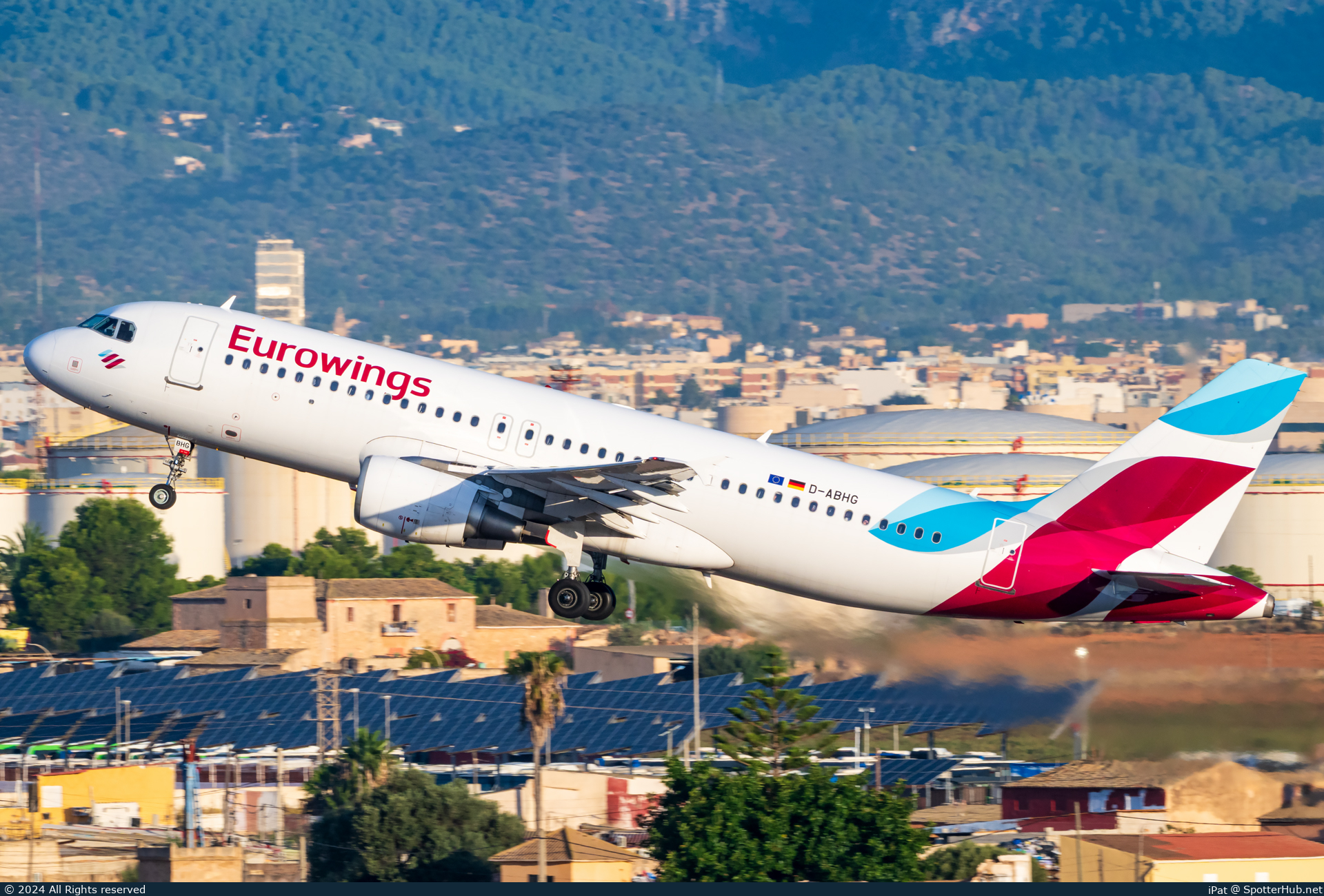 Photo of D-ABHG - Airbus A320-214 operated by Eurowings