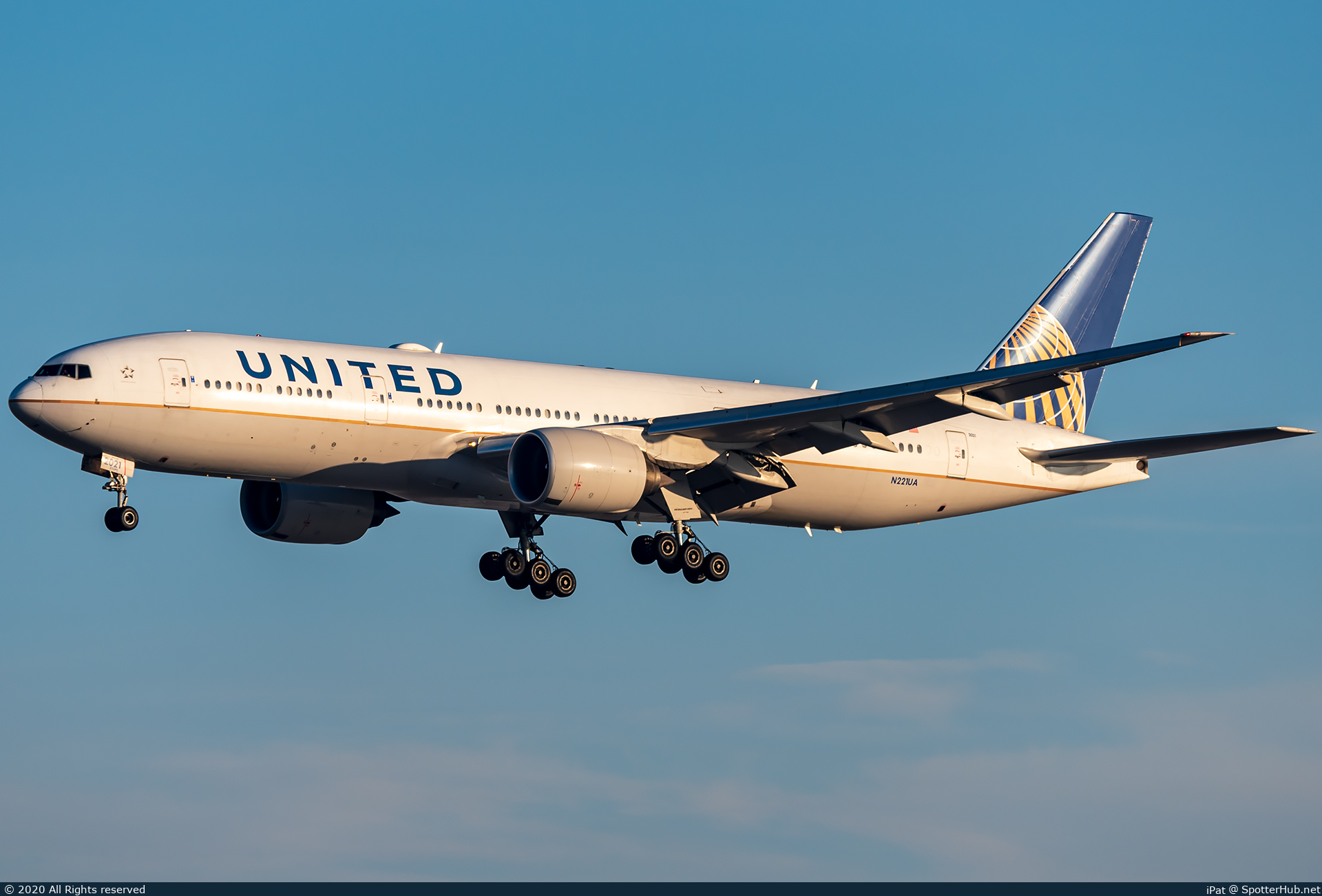 Photo of N221UA - Boeing 777-222(ER) operated by United Airlines