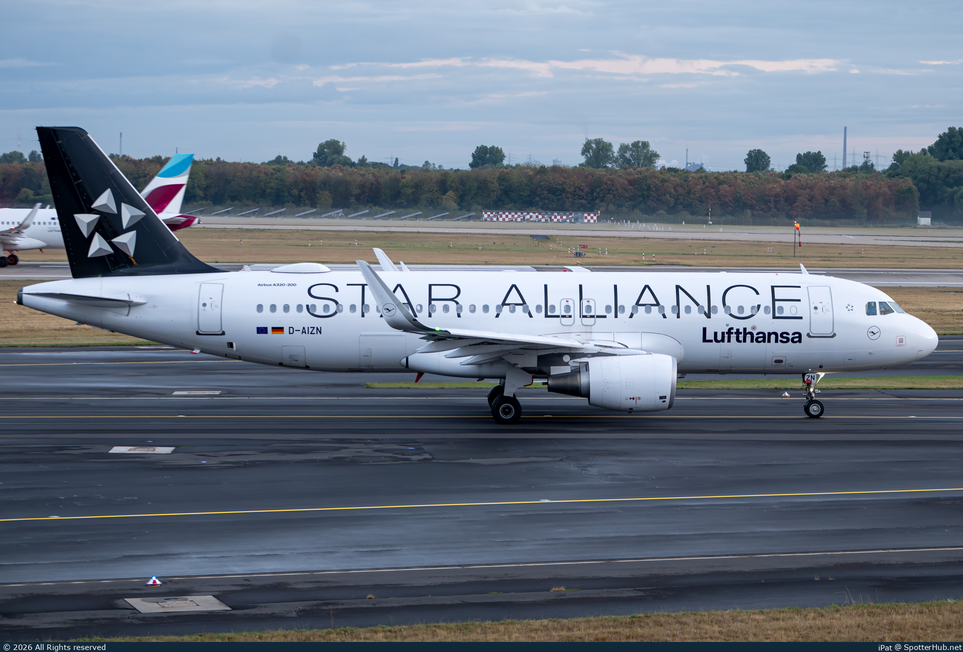 Photo of D-AIZN - Airbus A320-214 operated by Lufthansa