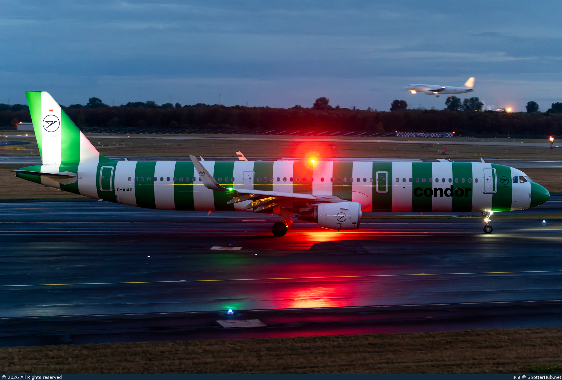 Photo of D-AIAG - Airbus A321-211 operated by Condor