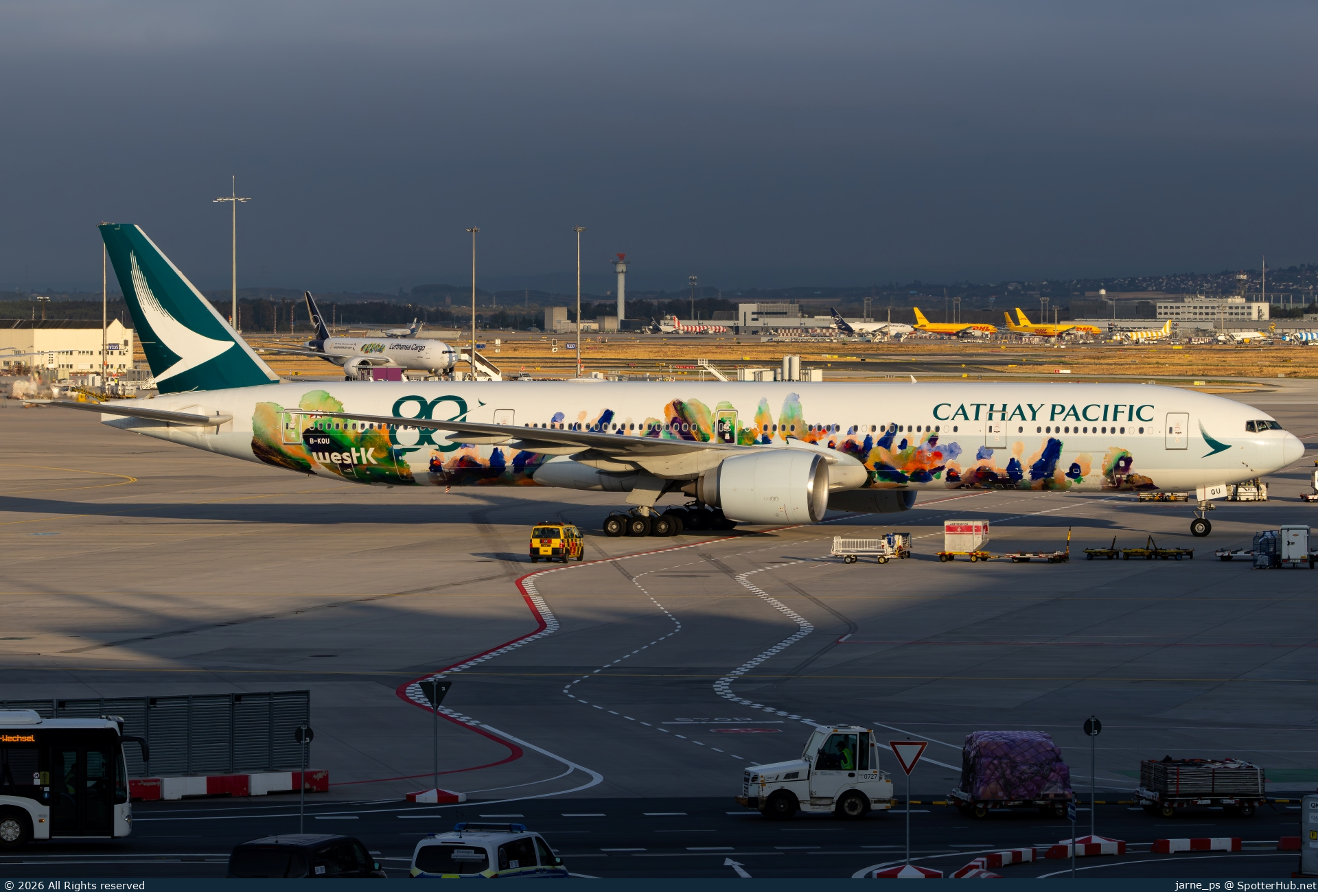 Photo of B-KQU - Boeing 777-367(ER) operated by Cathay Pacific Airways