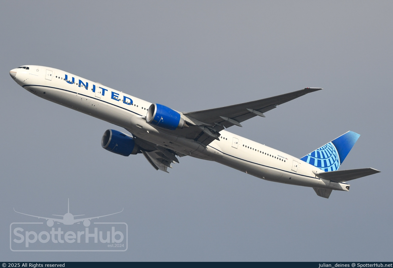 Photo of N2250U - Boeing 777-322(ER) operated by United Airlines