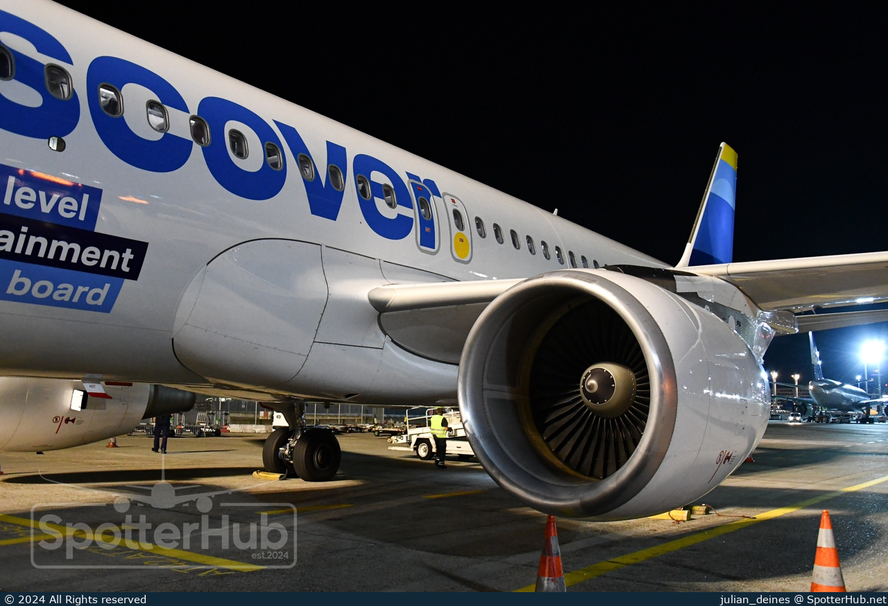 Photo of D-AIUQ - Airbus A320-214 operated by Discover Airlines