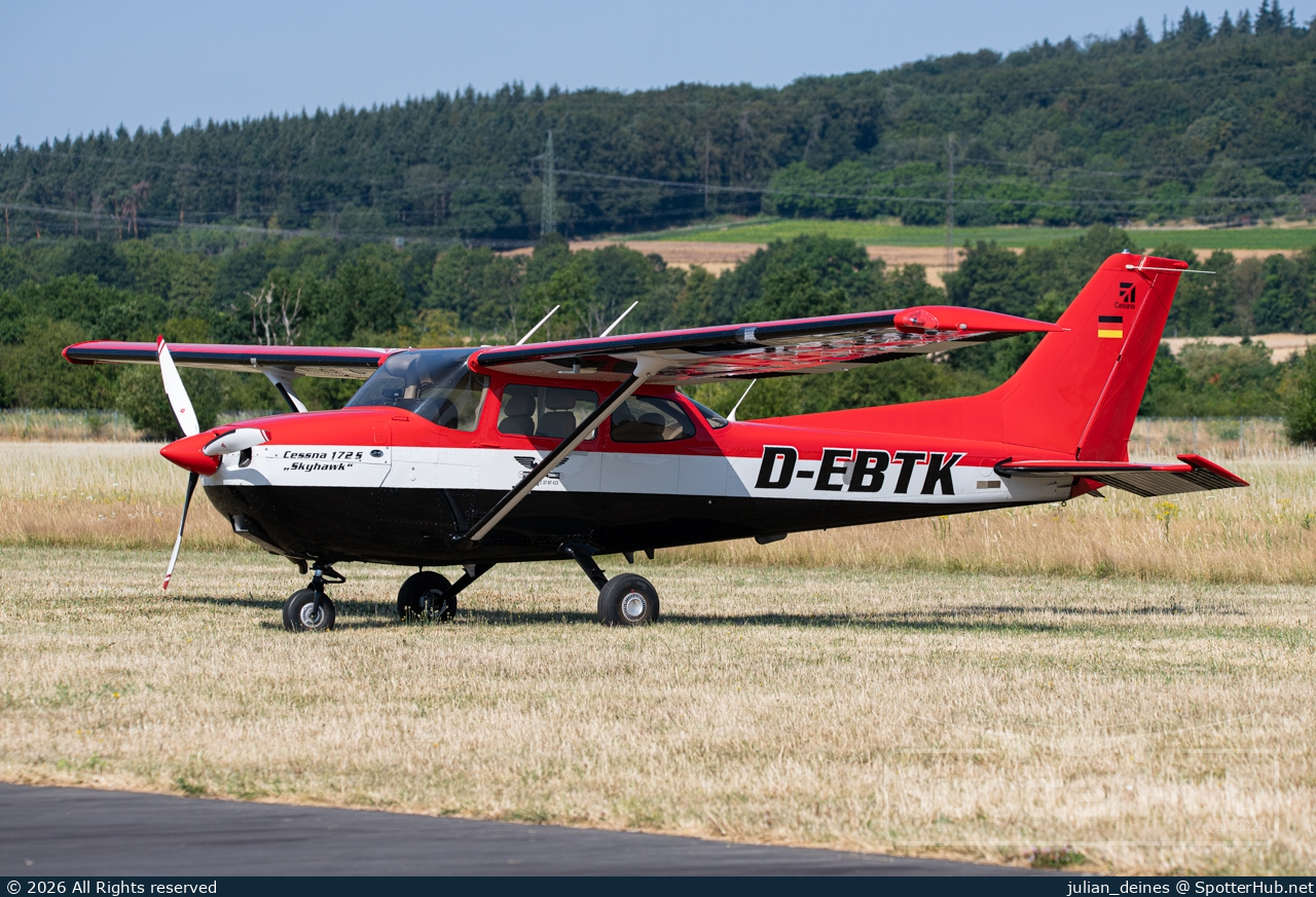 Photo of D-EBTK - Cessna 172S Skyhawk SP operated by Flugschule Stahnke