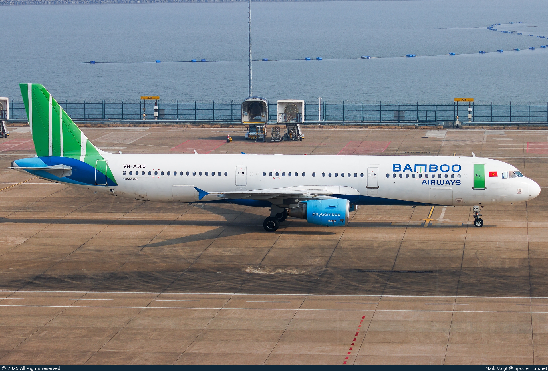 Photo of VN-A585 - Airbus A321-211 operated by Bamboo Airways