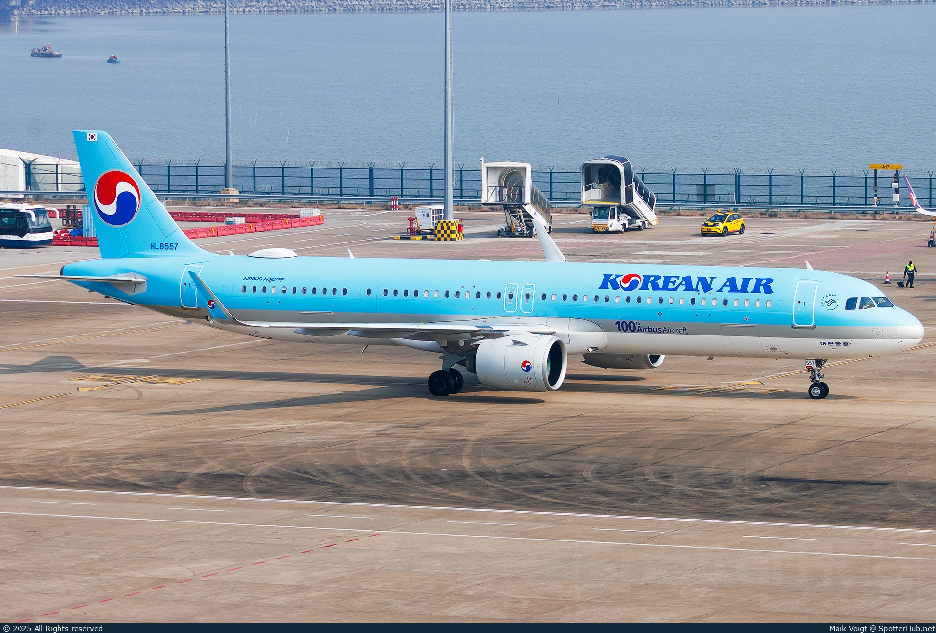 Photo of HL8557 - Airbus A321-272NX operated by Korean Air
