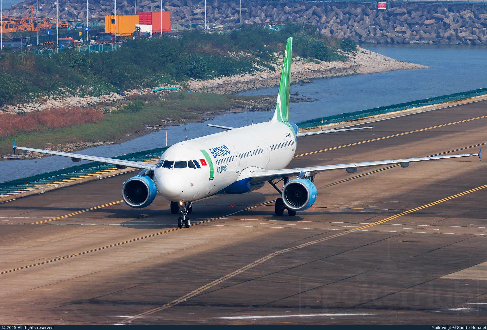 Photo of VN-A585 - Airbus A321-211 operated by Bamboo Airways
