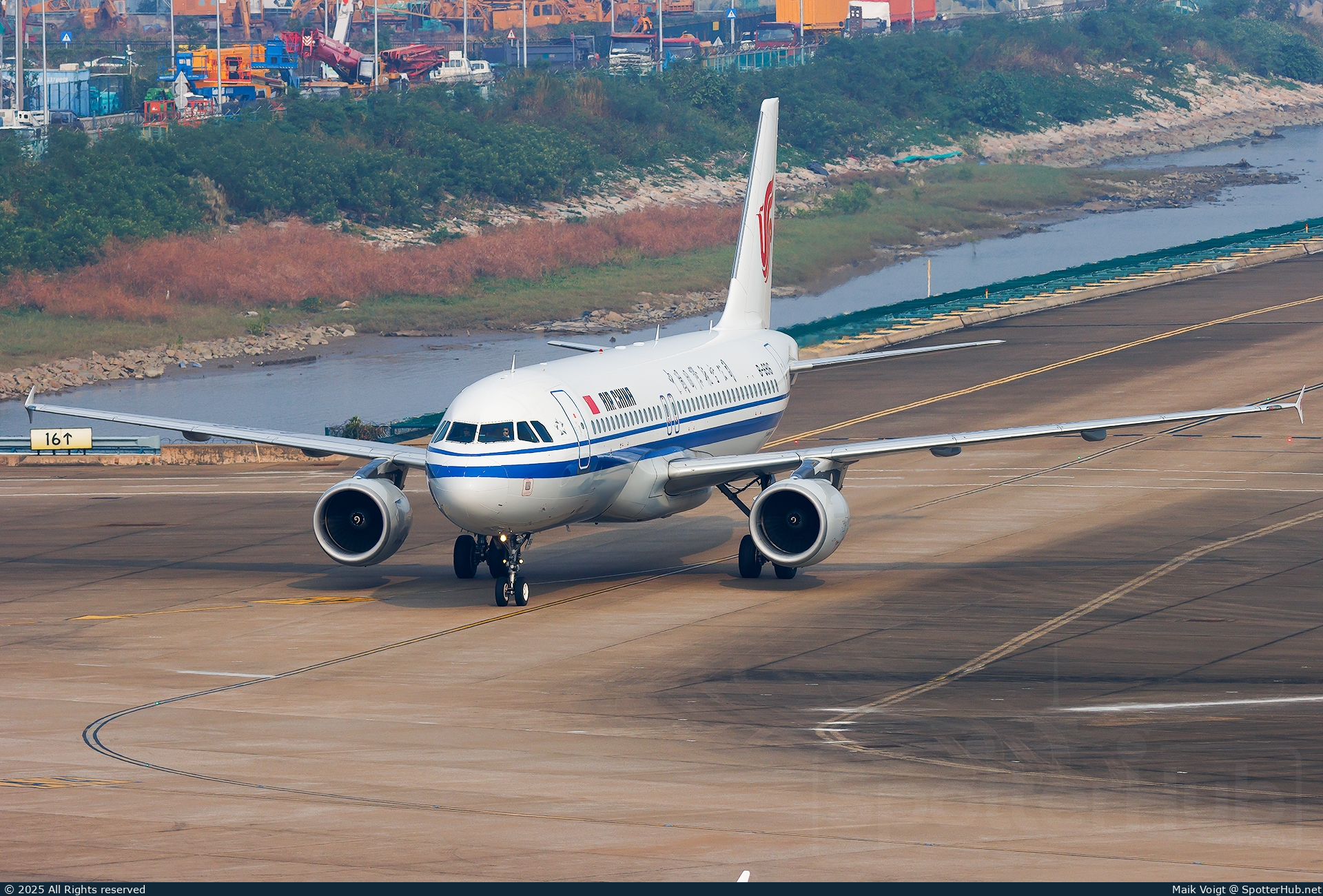 Photo of B-6916 - Airbus A320-214 operated by Air China