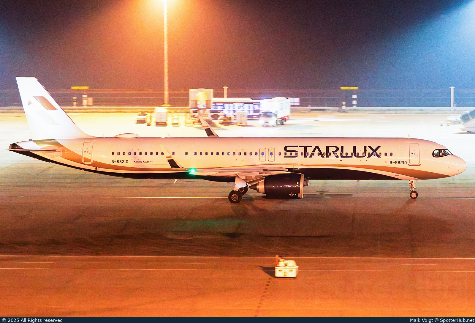 Photo of B-58210 - Airbus A321-252NX operated by Starlux