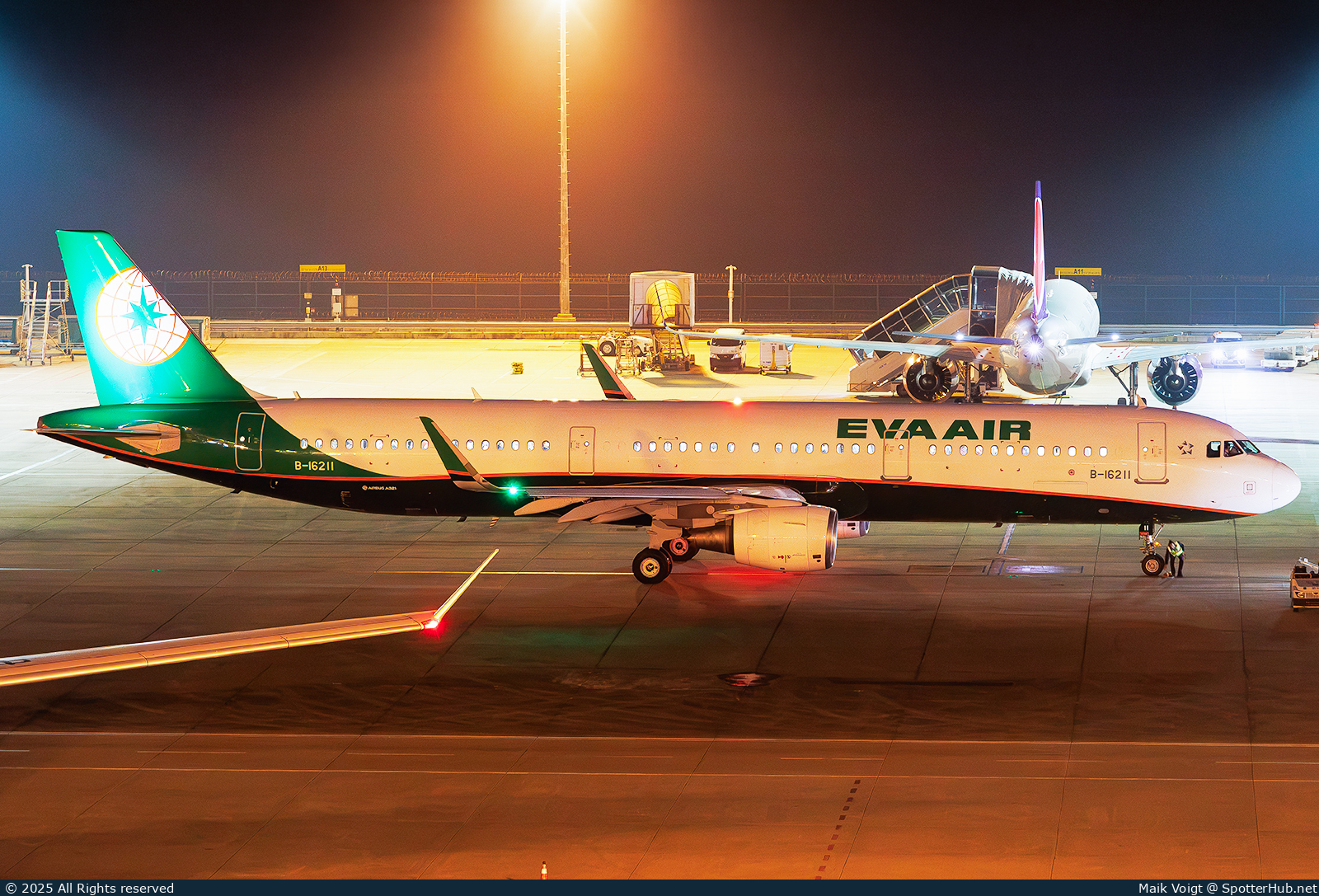 Photo of B-16211 - Airbus A321-211 operated by EVA Air