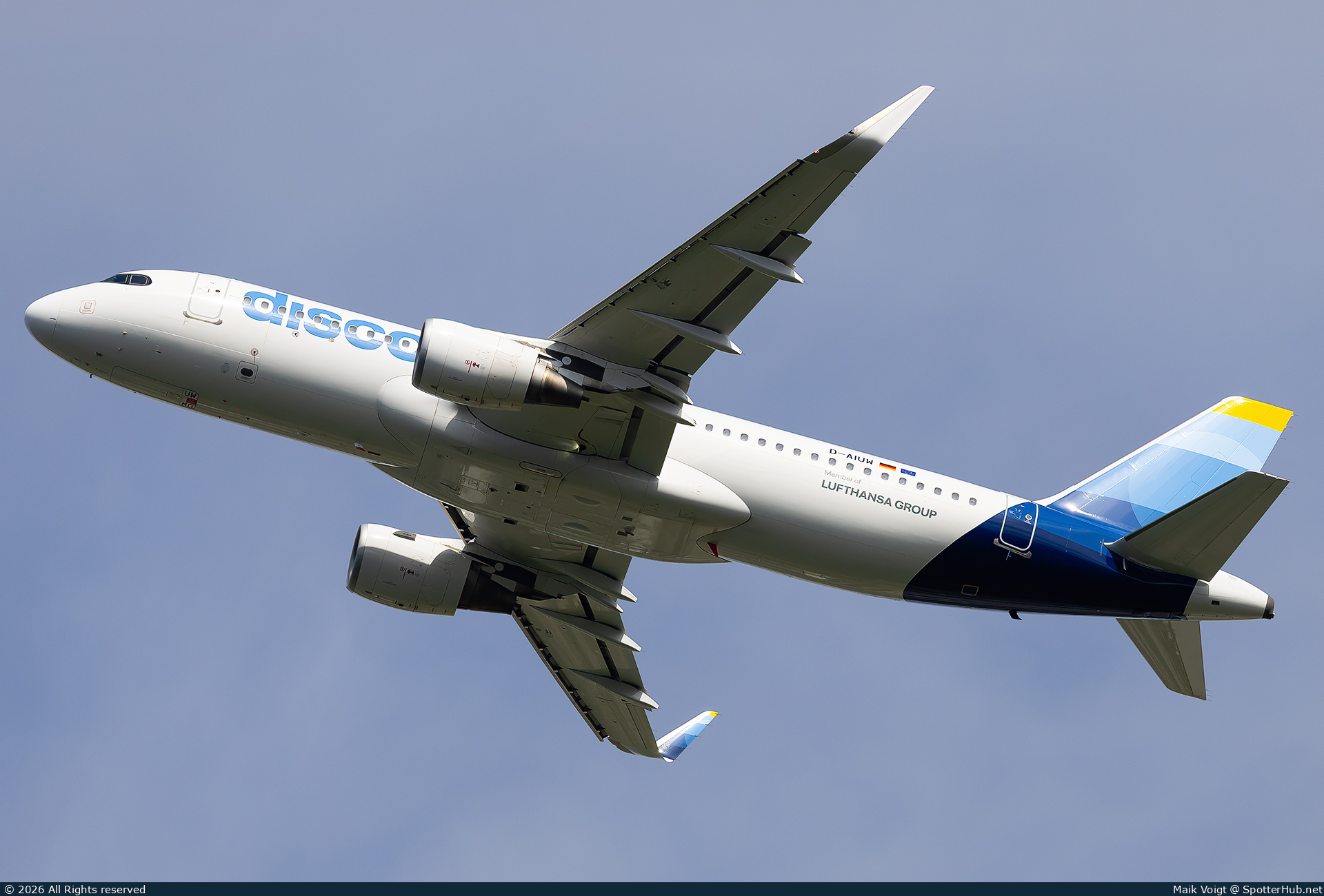Photo of D-AIUW - Airbus A320-214 operated by Discover Airlines