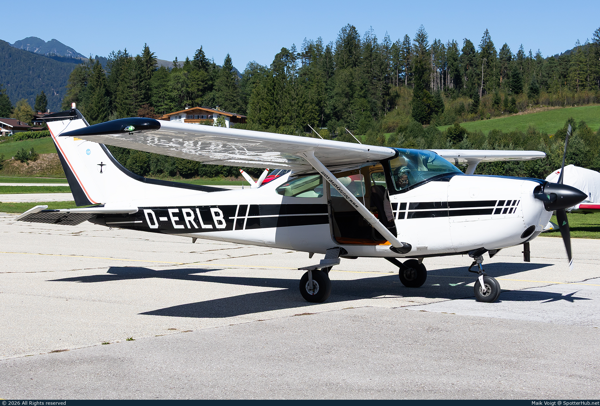 Photo of D-ERLB - Cessna 182R Skylane operated by Private