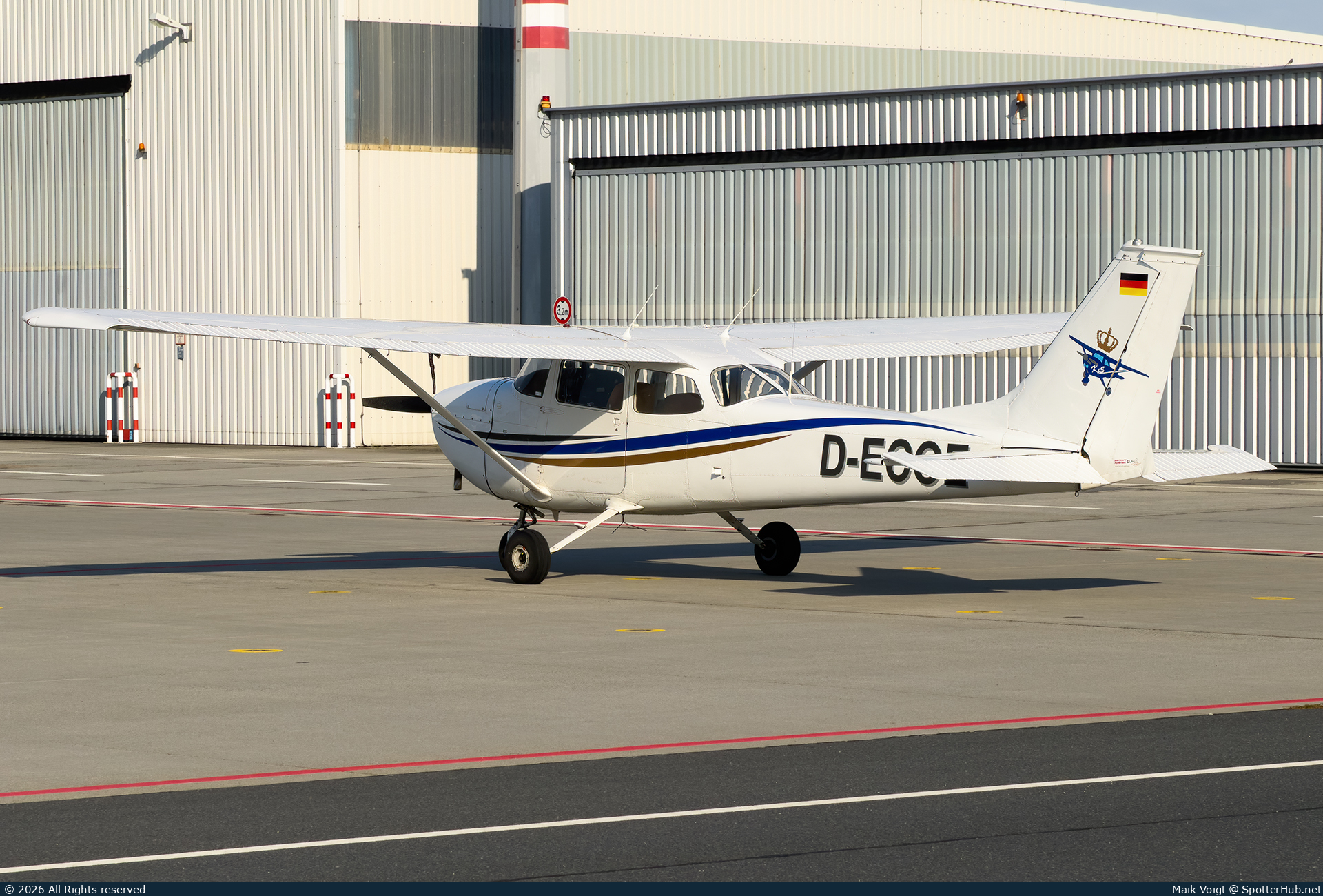 Photo of D-ECOE - Reims-Cessna F172K Skyhawk operated by Flugschule August der Starke
