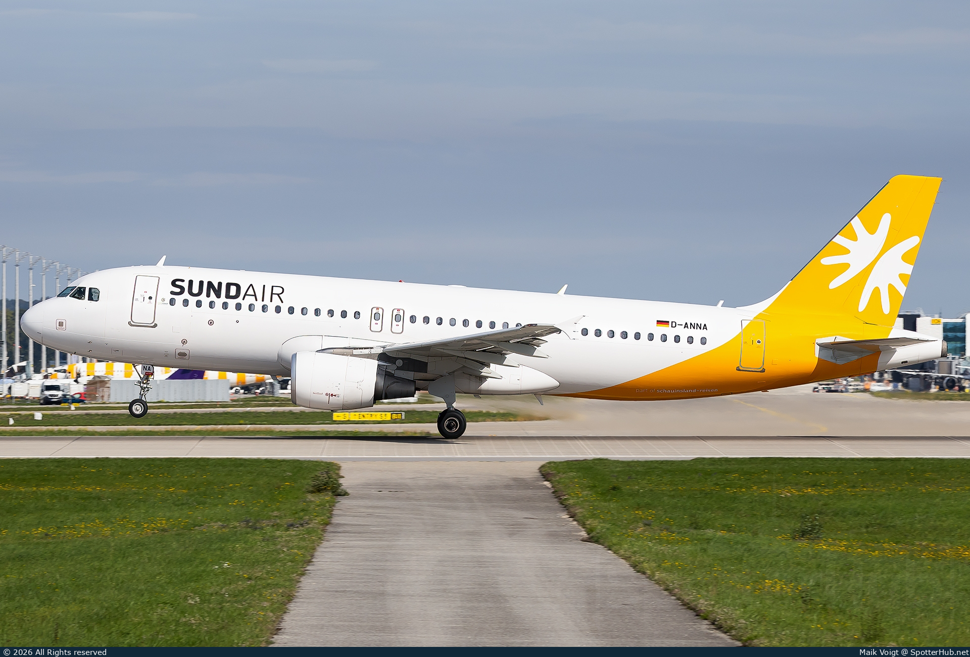 Photo of D-ANNA - Airbus A320-214 operated by Sundair