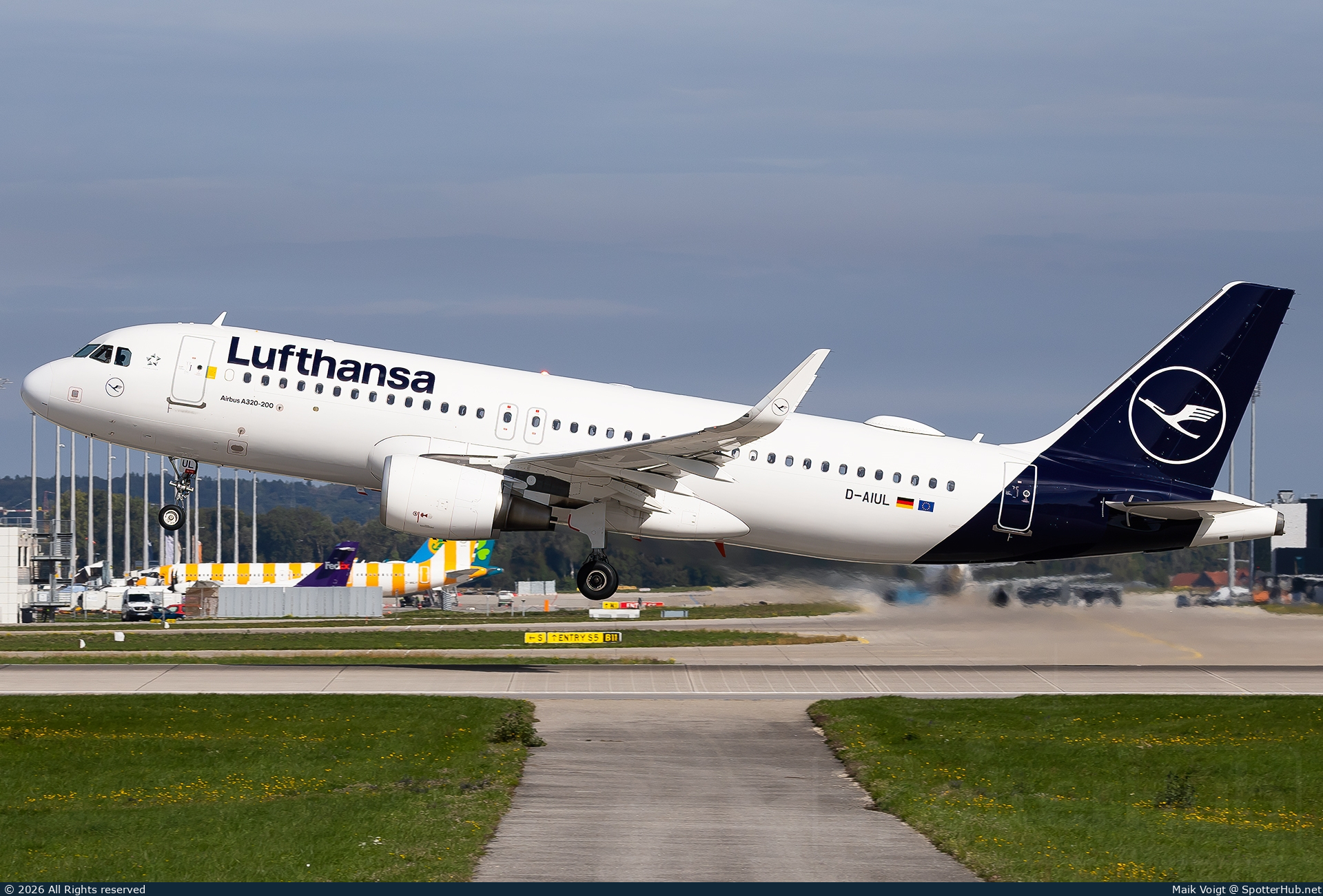 Photo of D-AIUL - Airbus A320-214 operated by Lufthansa
