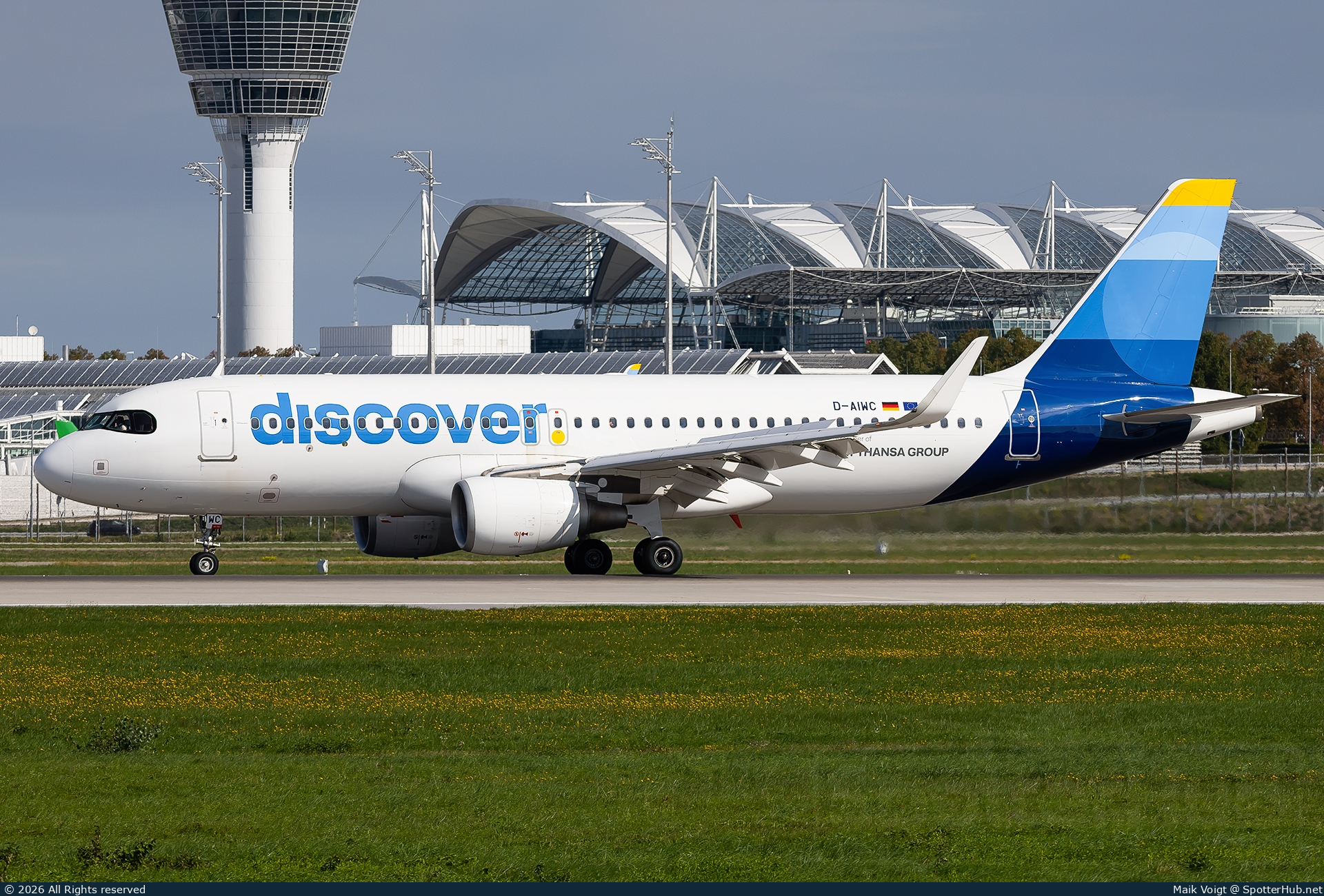 Photo of D-AIWC - Airbus A320-214 operated by Discover Airlines