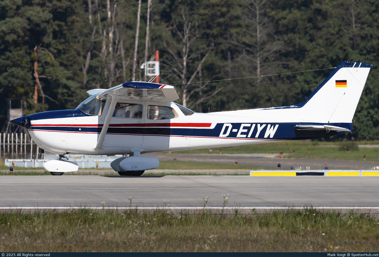 Photo of D-EIYW - Reims-Cessna F172N Skyhawk II operated by Motorfliegerclub DASA Manching