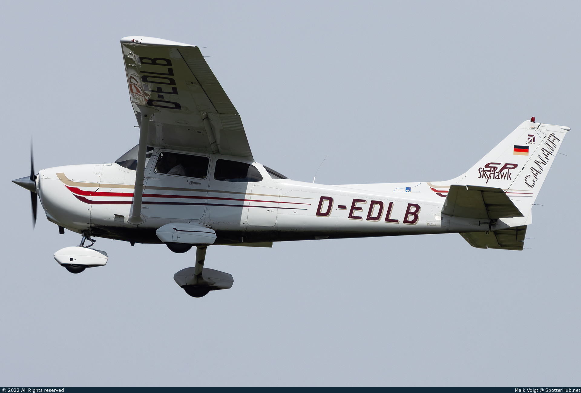 Photo of D-EDLB - Cessna 172S Skyhawk SP operated by Canair