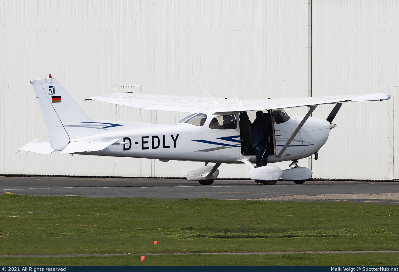 Photo of D-EDLY - Cessna 172S Skyhawk SP operated by Luftsportclub Hamm