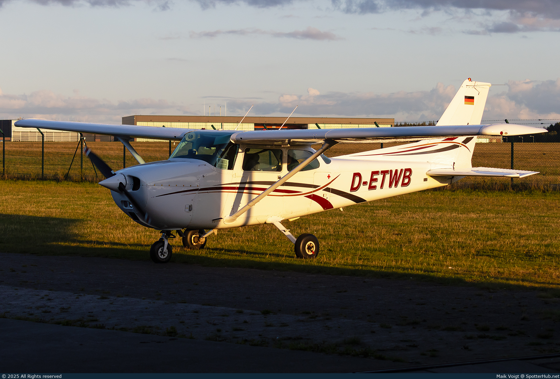 Photo of D-ETWB - Cessna 172M Skyhawk operated by Sportfluggruppe Nordholz/Cuxhaven