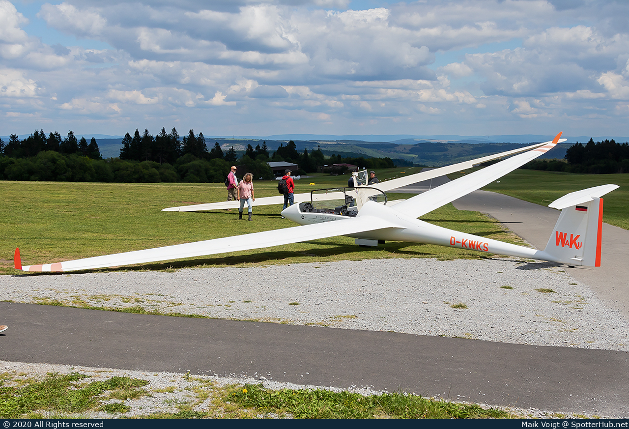 Photo of D-KWKS - Schempp-Hirth Duo Discus XLT operated by Fliegerschule Wasserkuppe