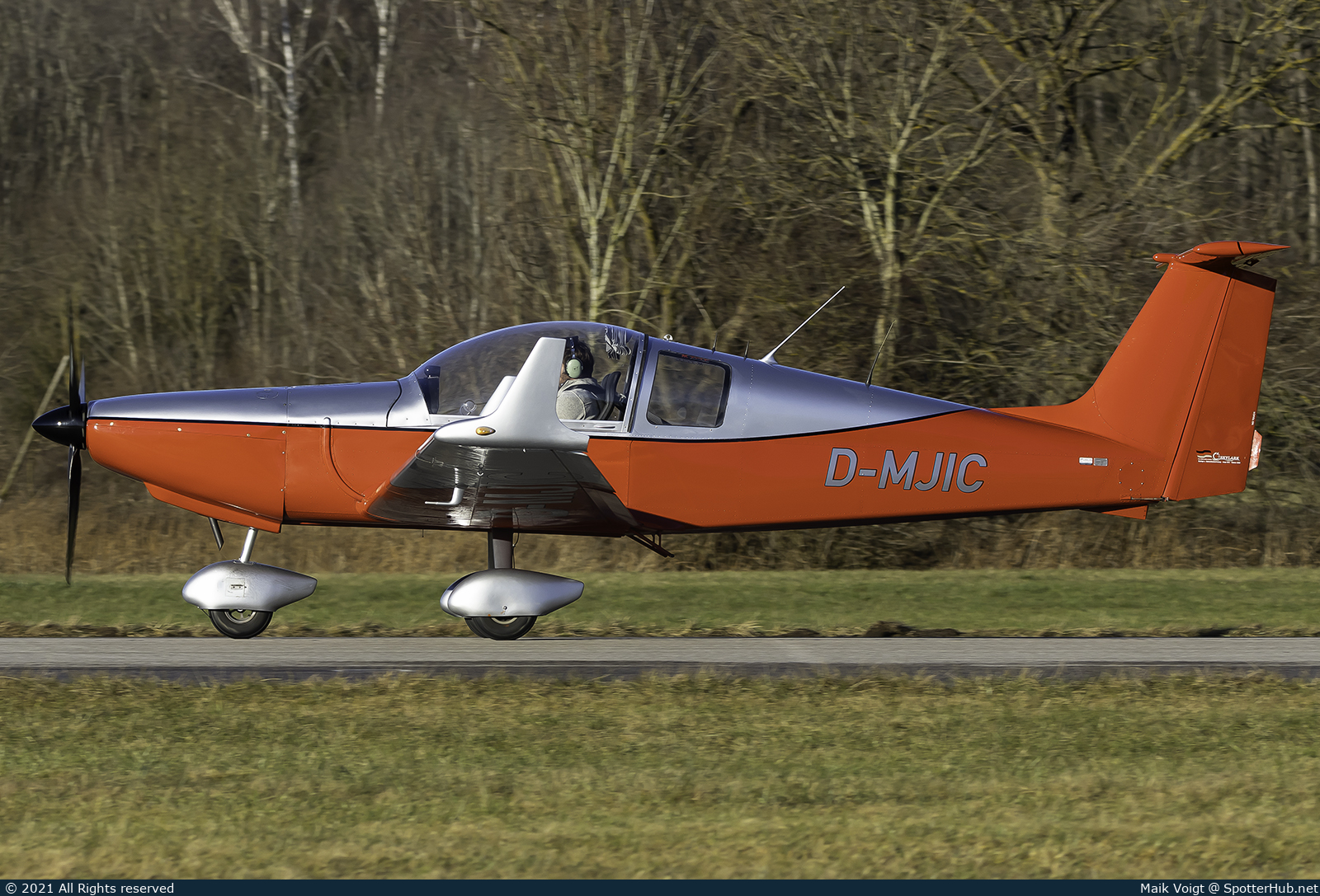 Photo of D-MJIC - Dova DV-1 Skylark operated by Private