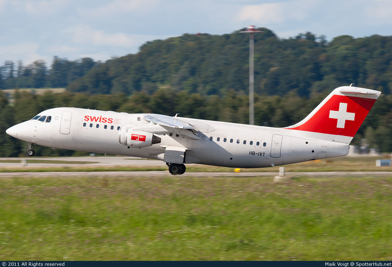 Photo of HB-IXT - British Aerospace Avro RJ100 operated by Swiss International Air Lines