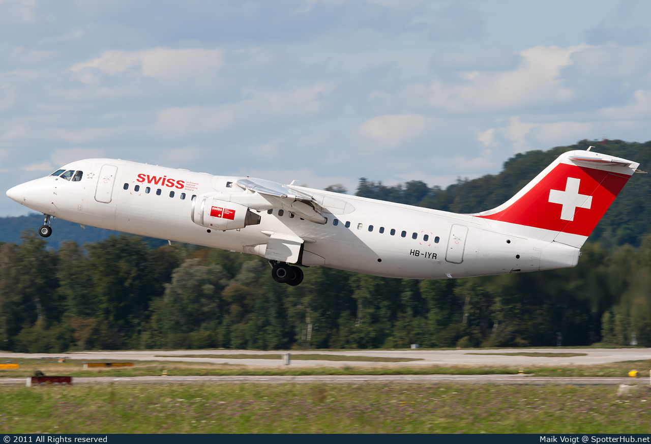 Photo of HB-IYR - British Aerospace Avro RJ100 operated by Swiss International Air Lines