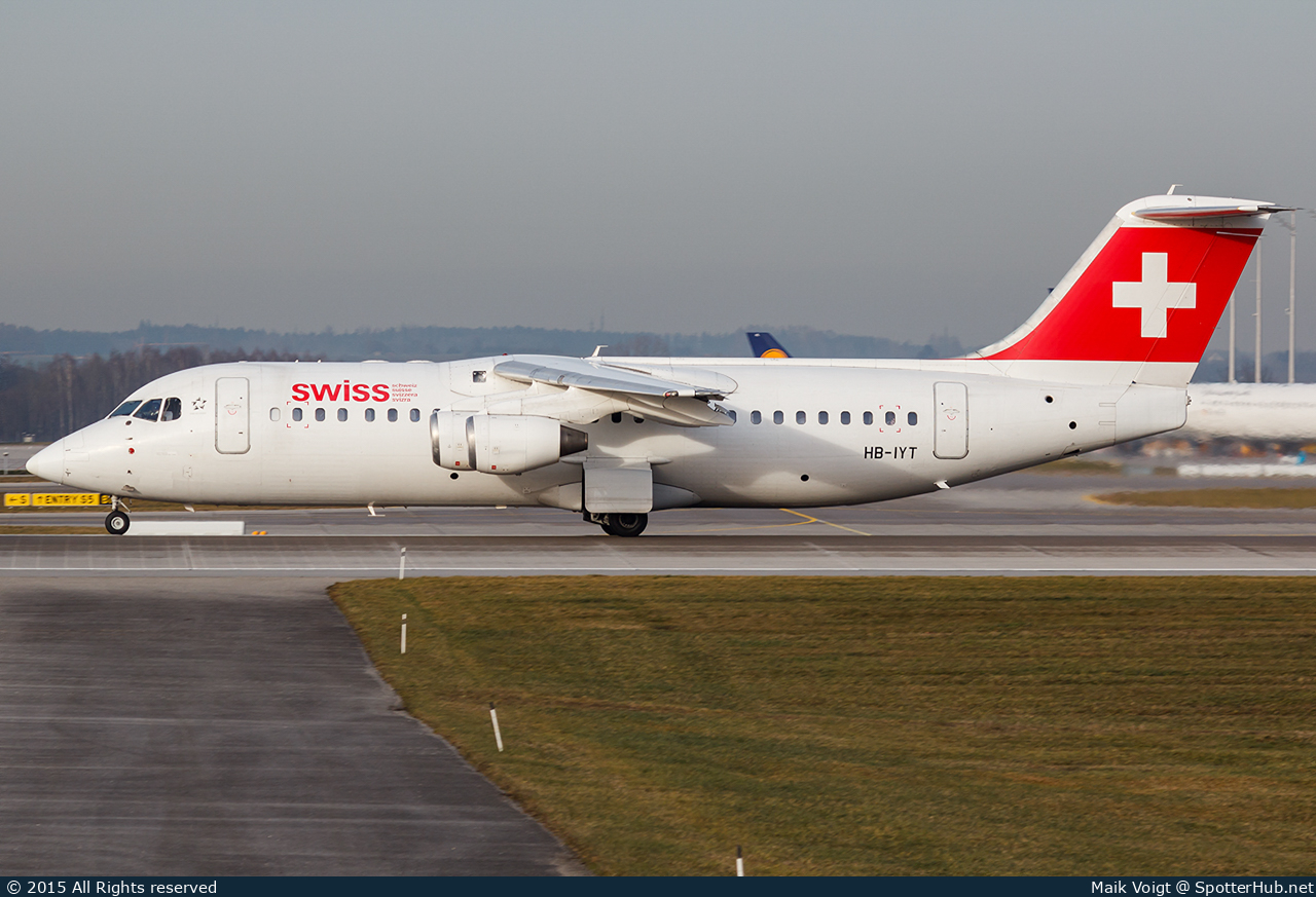 Photo of HB-IYT - British Aerospace Avro RJ100 operated by Swiss International Air Lines