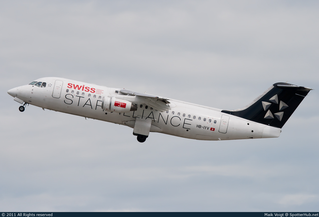 Photo of HB-IYV - British Aerospace Avro RJ100 operated by Swiss International Air Lines