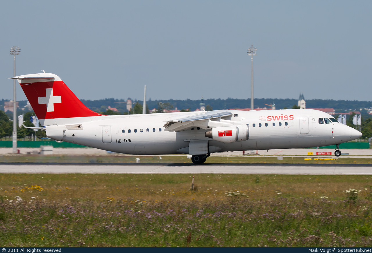 Photo of HB-IYW - British Aerospace Avro RJ100 operated by Swiss International Air Lines