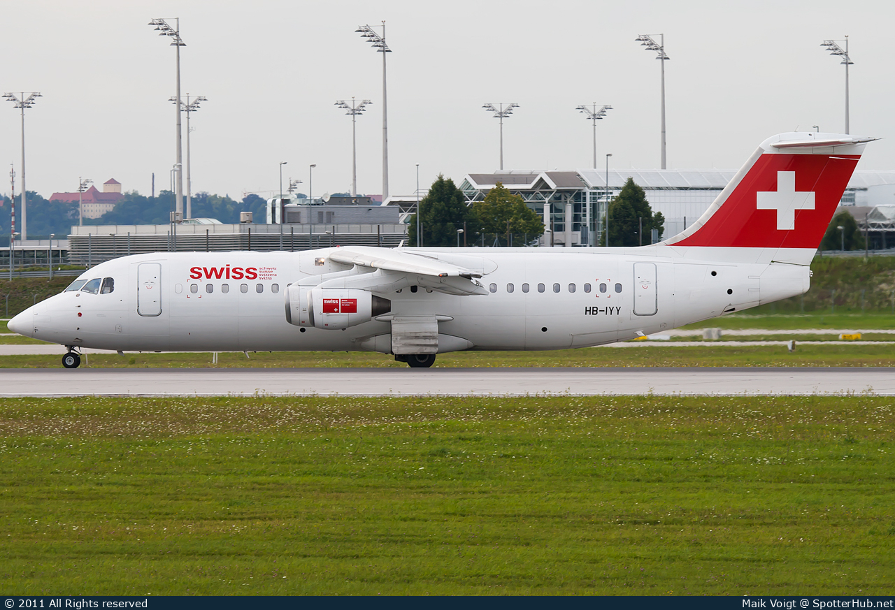 Photo of HB-IYY - British Aerospace Avro RJ100 operated by Swiss International Air Lines