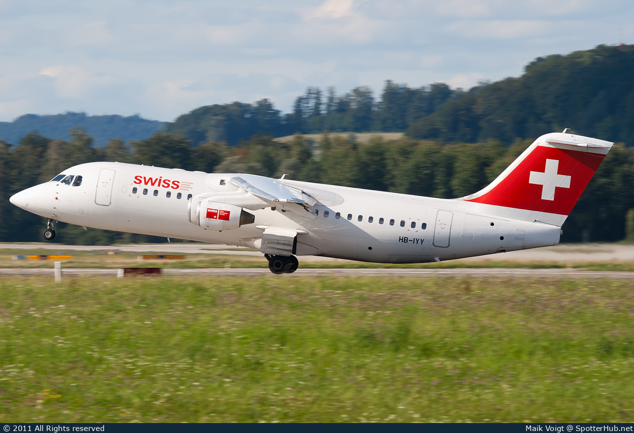 Photo of HB-IYY - British Aerospace Avro RJ100 operated by Swiss International Air Lines
