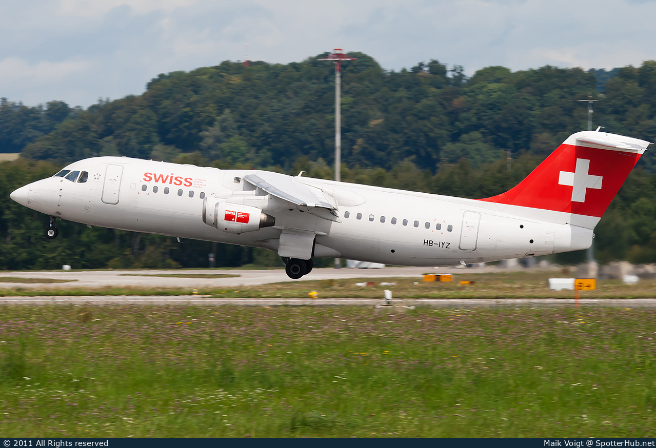 Photo of HB-IYZ - British Aerospace Avro RJ100 operated by Swiss International Air Lines