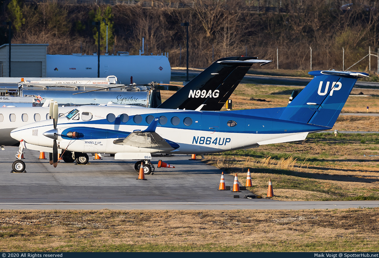 Photo of N864UP - Beechcraft B300 Super King Air 350i operated by Wheels Up Private Jets