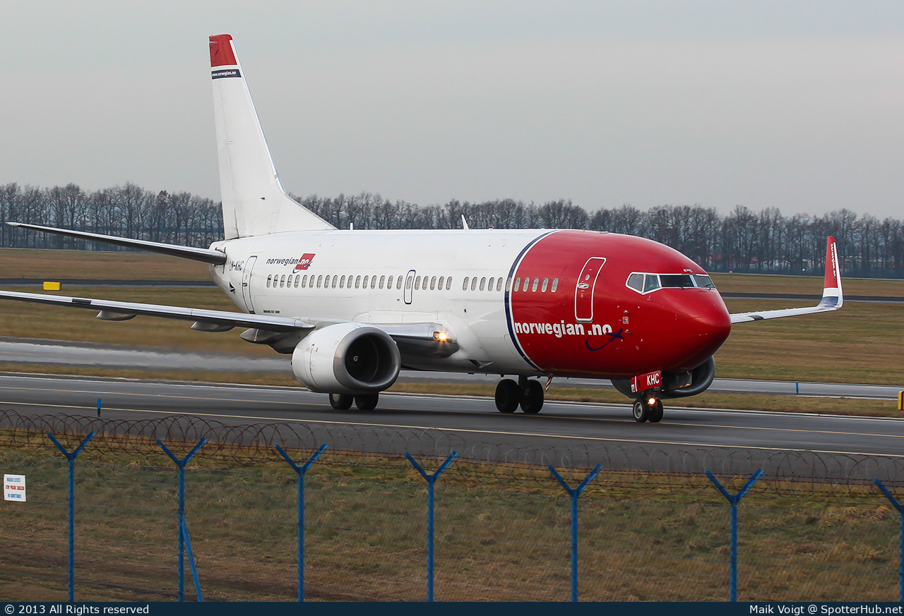 Photo of LN-KHC - Boeing 737-31S operated by Norwegian Air Shuttle
