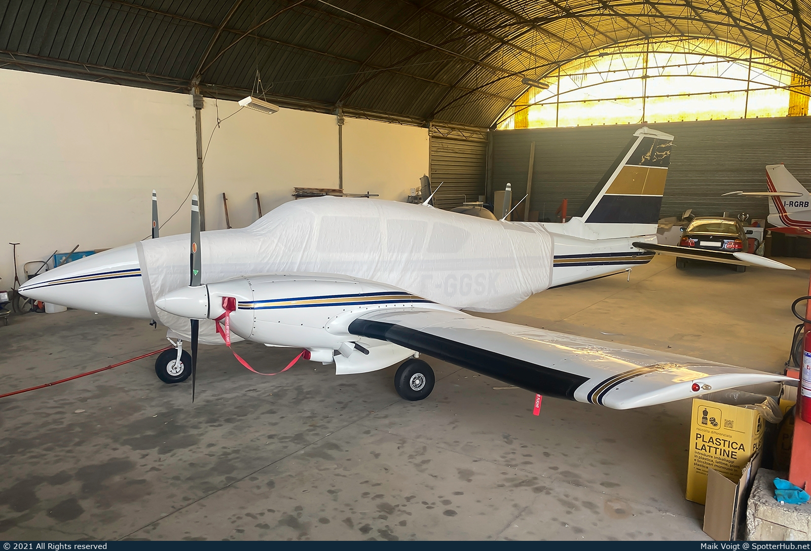 Photo of F-GGSK - Piper PA-23-250 Aztec F operated by Private
