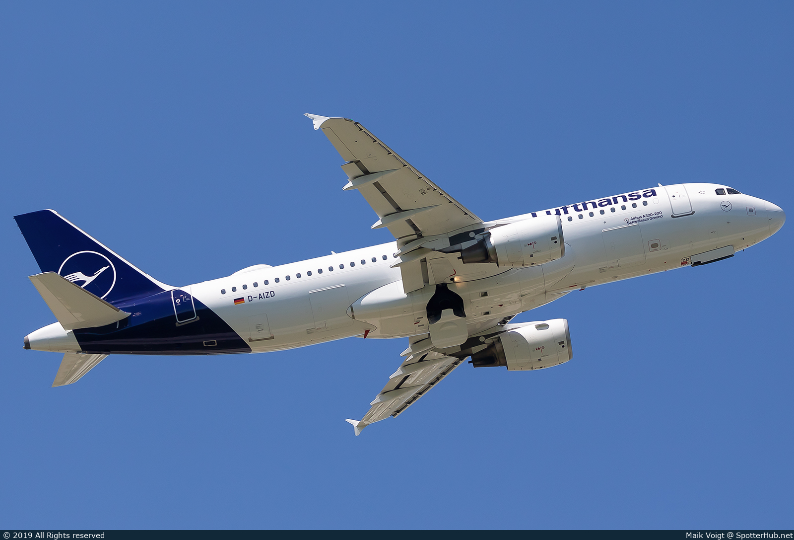 Photo of D-AIZD - Airbus A320-214 operated by Lufthansa