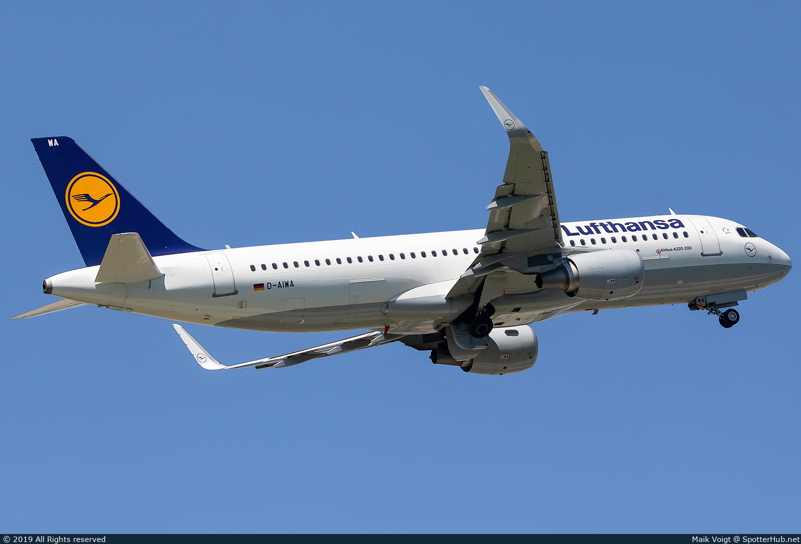 Photo of D-AIWA - Airbus A320-214 operated by Lufthansa