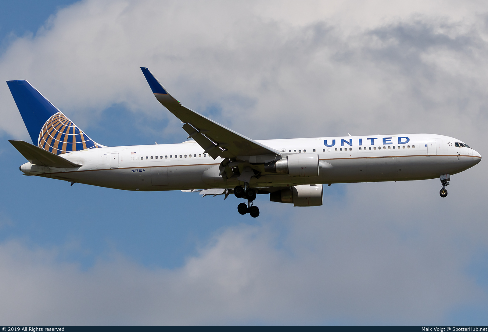 Photo of N671UA - Boeing 767-322(ER) operated by United Airlines