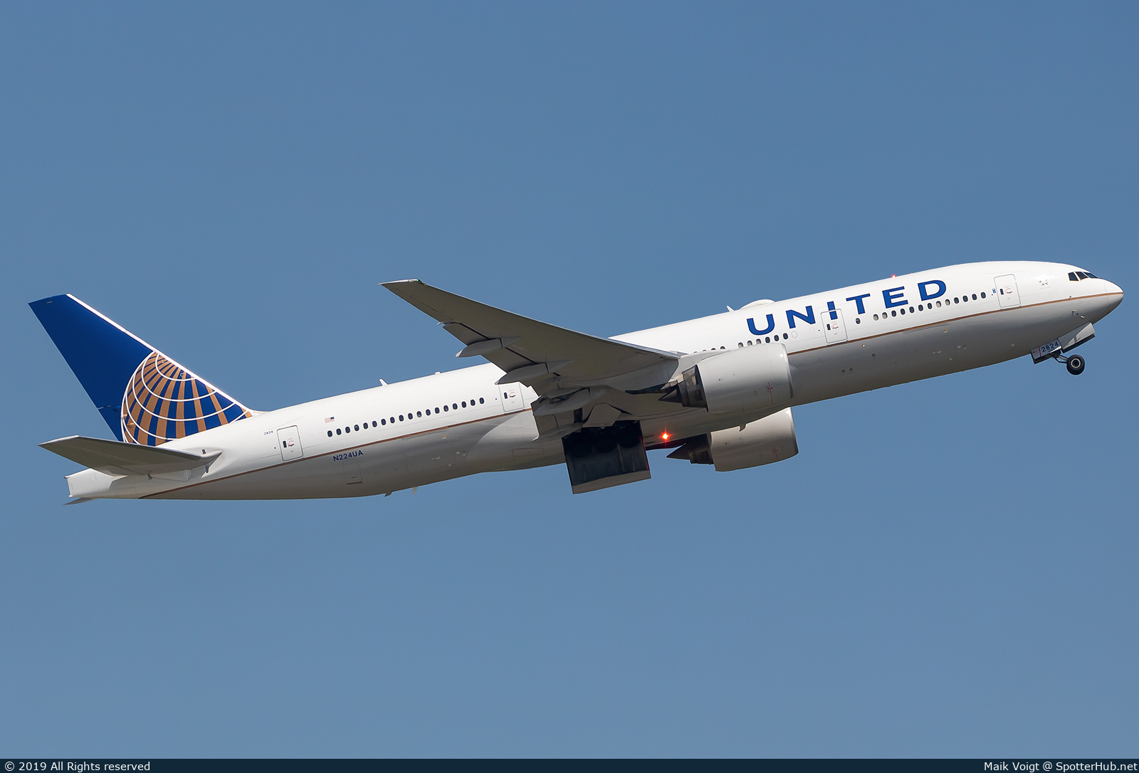 Photo of N224UA - Boeing 777-222(ER) operated by United Airlines