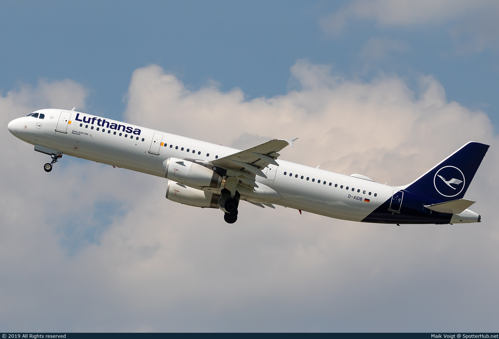 Photo of D-AIDB - Airbus A321-231 operated by Lufthansa